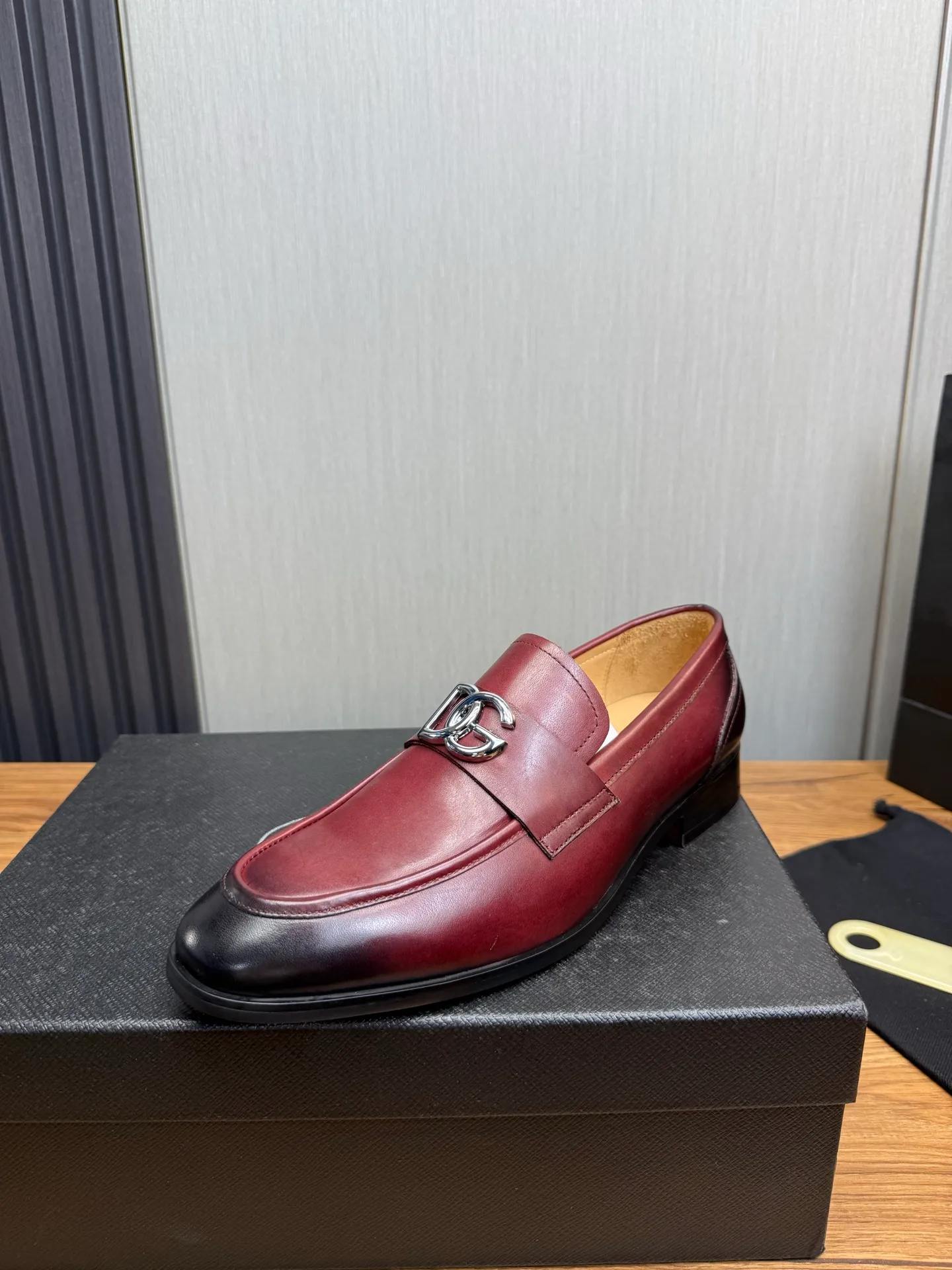 Factory price 520💰 Dolce&G .DG men's loafers👞 Classic and fashionable style, embellished with personalized DG logo. Imported cowhide, open-edge beaded cowhide, cowhide lining, original non-slip and wear-resistant outsole Size: 39-44 (customized at 38.45)